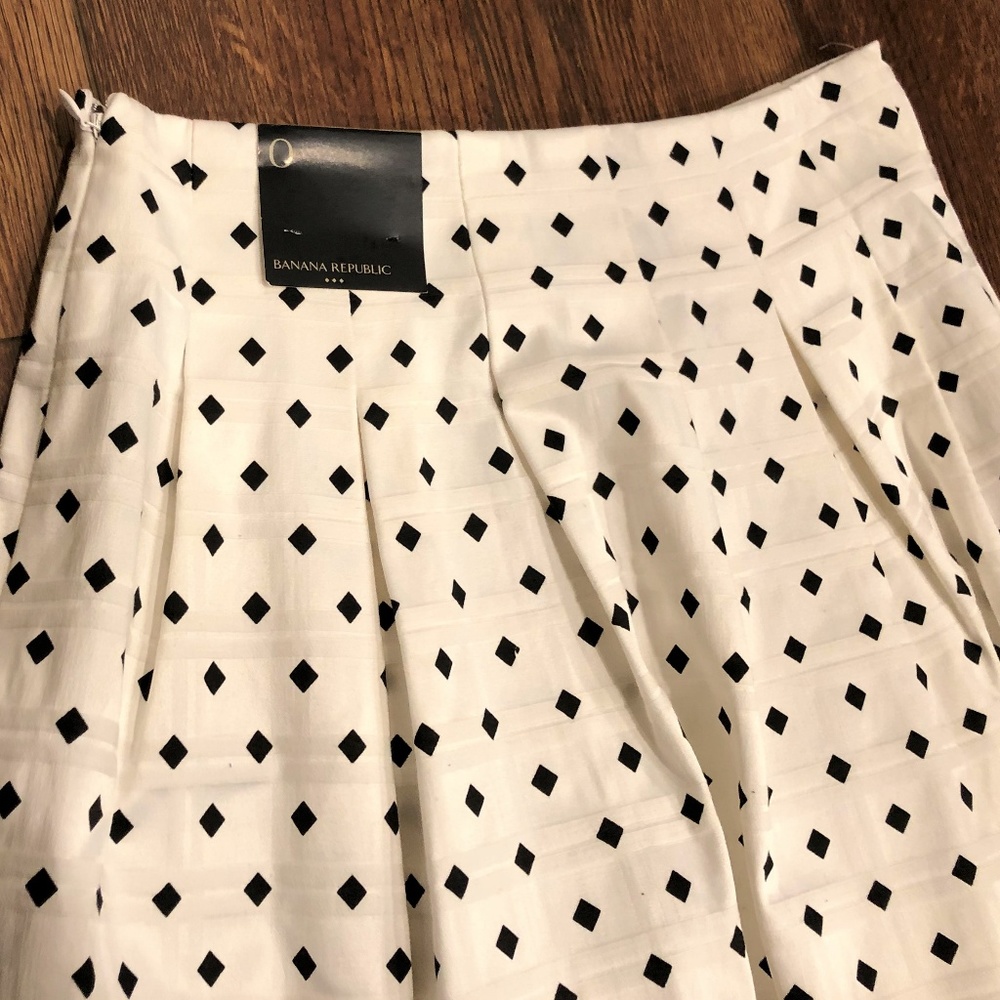 SOLD Banana Republic White and Black Diamond Skirt - Picture 6 of 8
